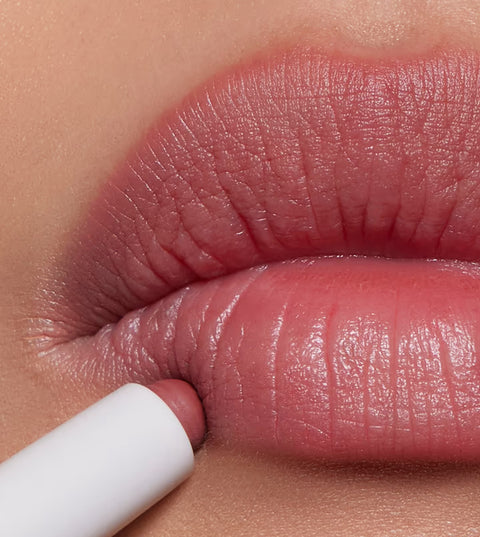 BLUR LINER
Lip liner that effortlessly creates the appearance of fuller lips.
